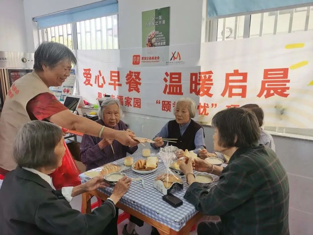 守护老年人幸福食光三门政府社会组织共做一餐饭