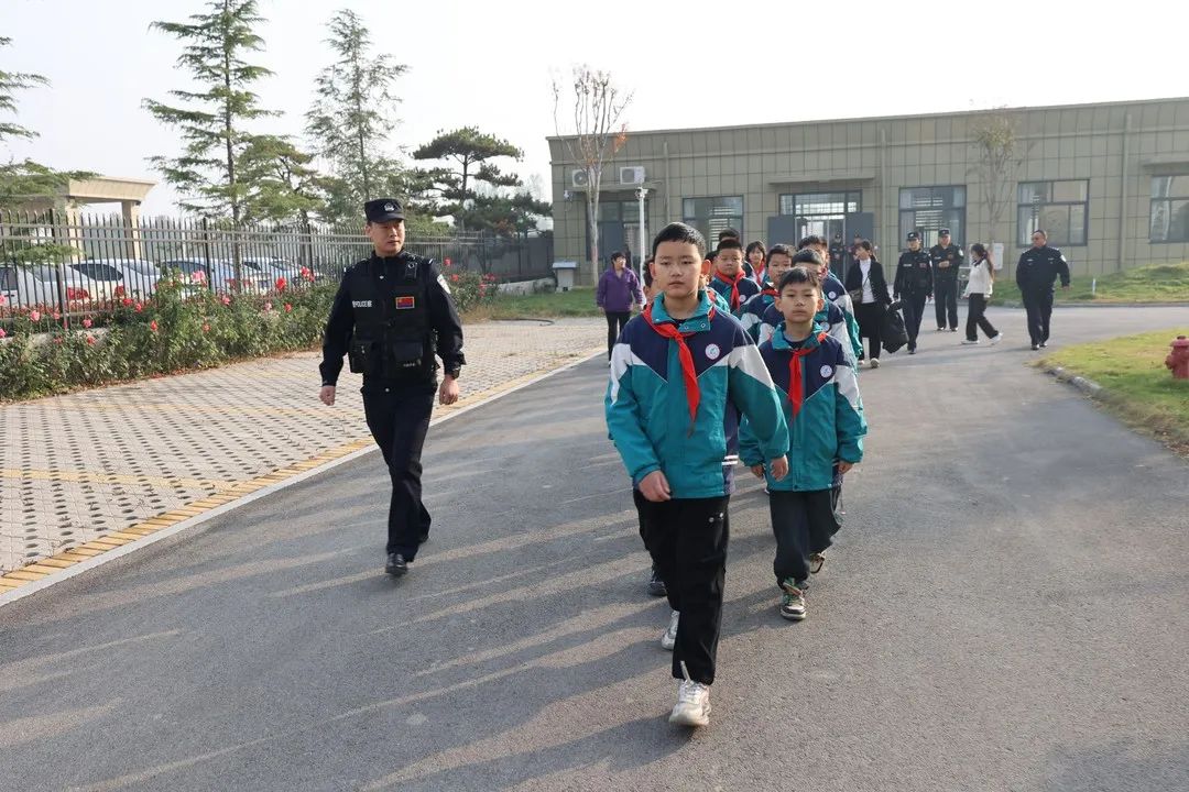 润物无声——浚县法院邀请长丰小学师生走进法院