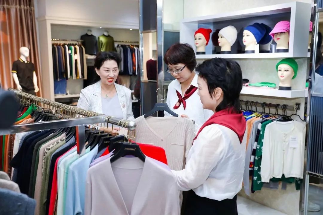 桐庐羊绒针织有限责任公司总经理张菊秀带领参观生产车间以及成衣产品