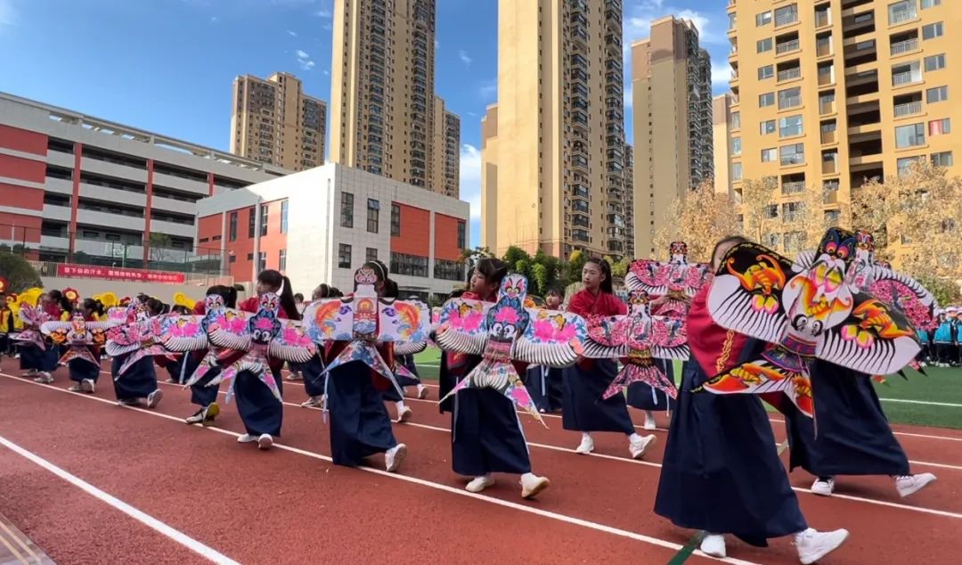 11月8日,中华小学教育集团金盾俊园校区内传出欢声笑语,全体师生齐聚