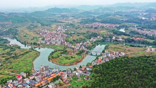 湖南郴州嘉禾县：河道弯弯乡村美