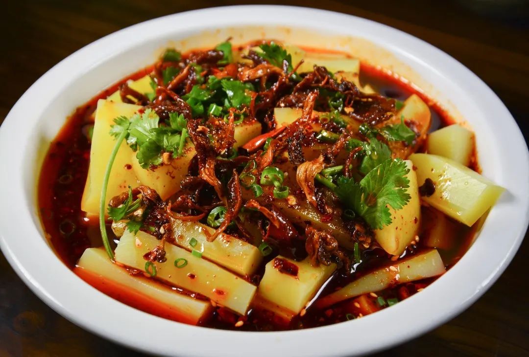 豌豆粉是云南既传统又常见的著名小吃,在昆明,无论是在推车的小商贩