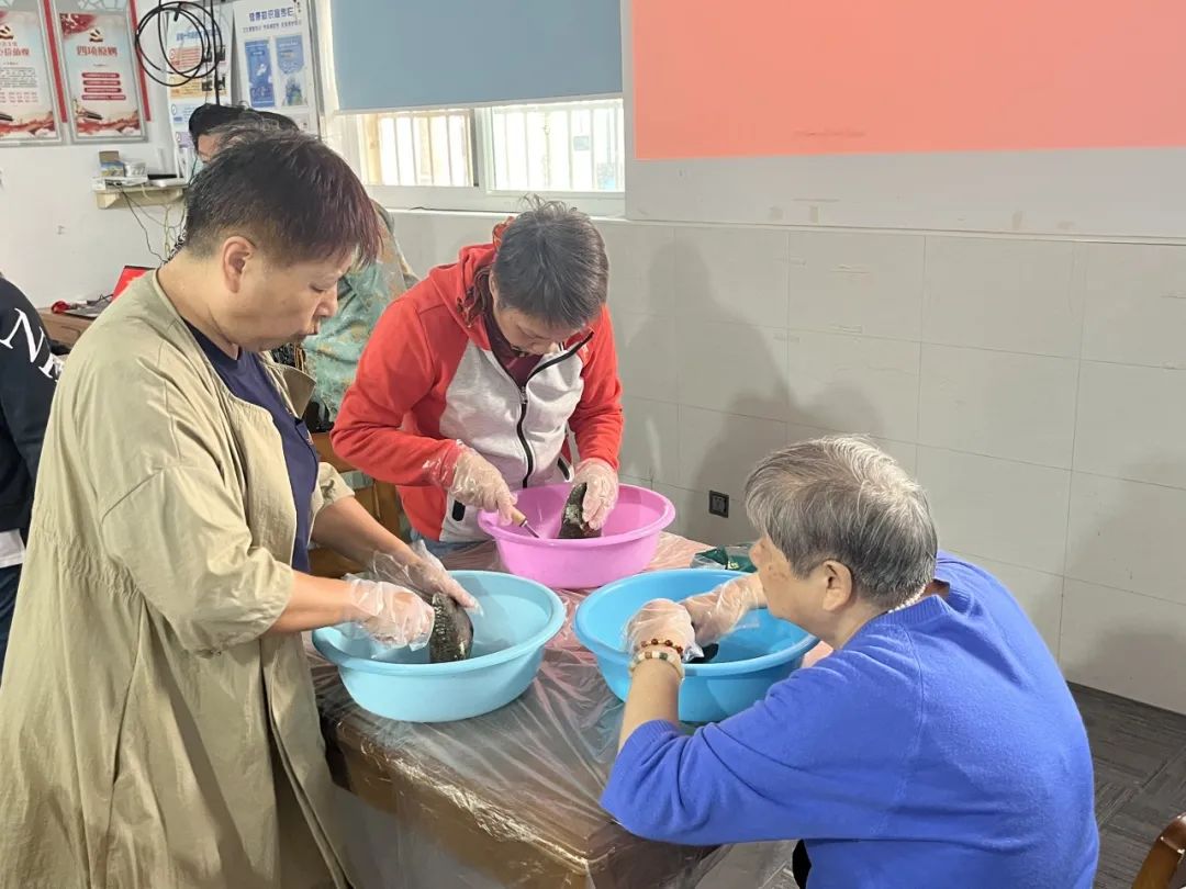 打造一份专属美丽!宝山这里开展珍珠开蚌DIY饰品制作活动_澎湃号·政务_澎湃新闻-The Paper