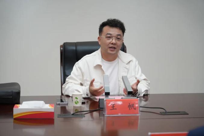 宛城区与成都寰宇鑫城商业公司举行合作洽谈会