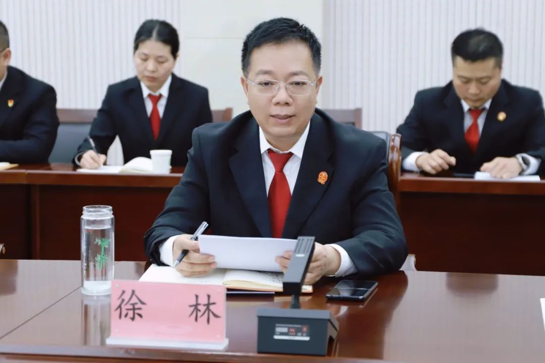 徐林院长代表川汇区法院对代表,委员们对我院工作的关心和支持表示