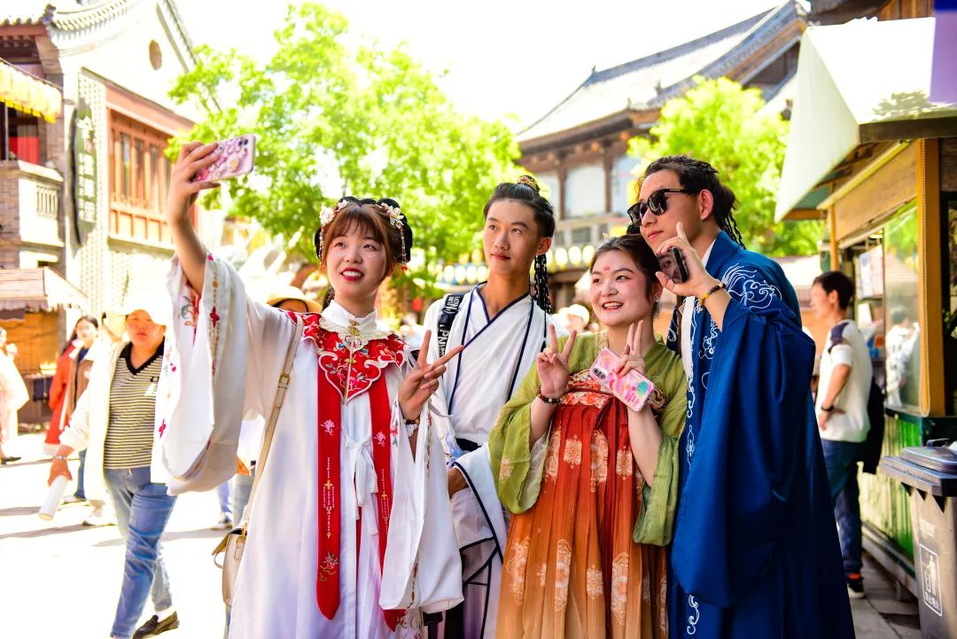 汉服活动 带动文旅经济由"网红"变"长红"看到汉服热的苗头,洛阳快速