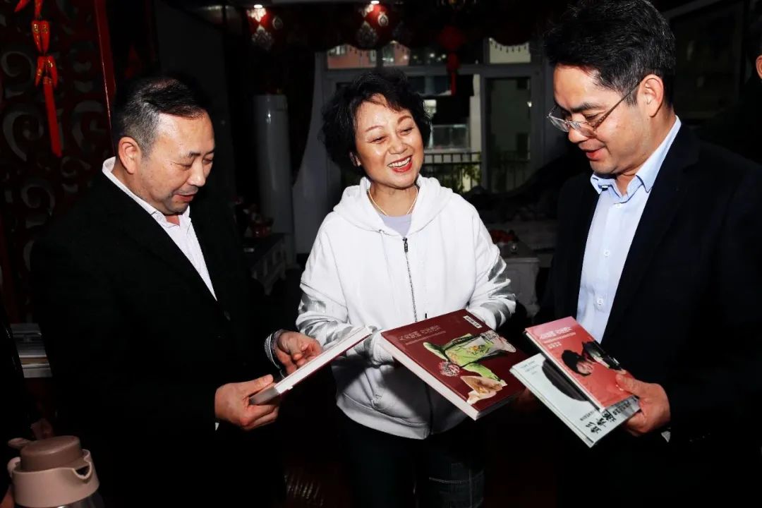 省演艺集团党委书记董事长陈武斌看望慰问省戏曲艺术剧院楚剧表演艺术