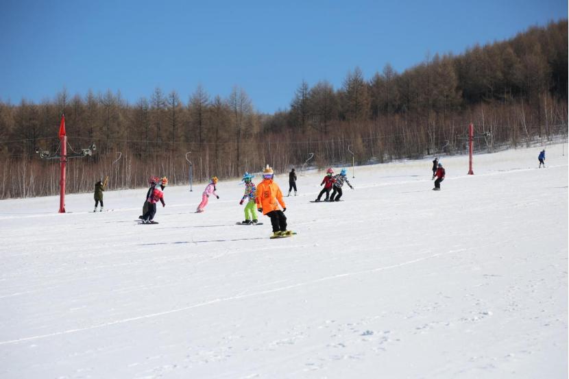 目前,阿尔山滑雪场围绕着阿尔山温泉街分为东西两个场地,西山是专业