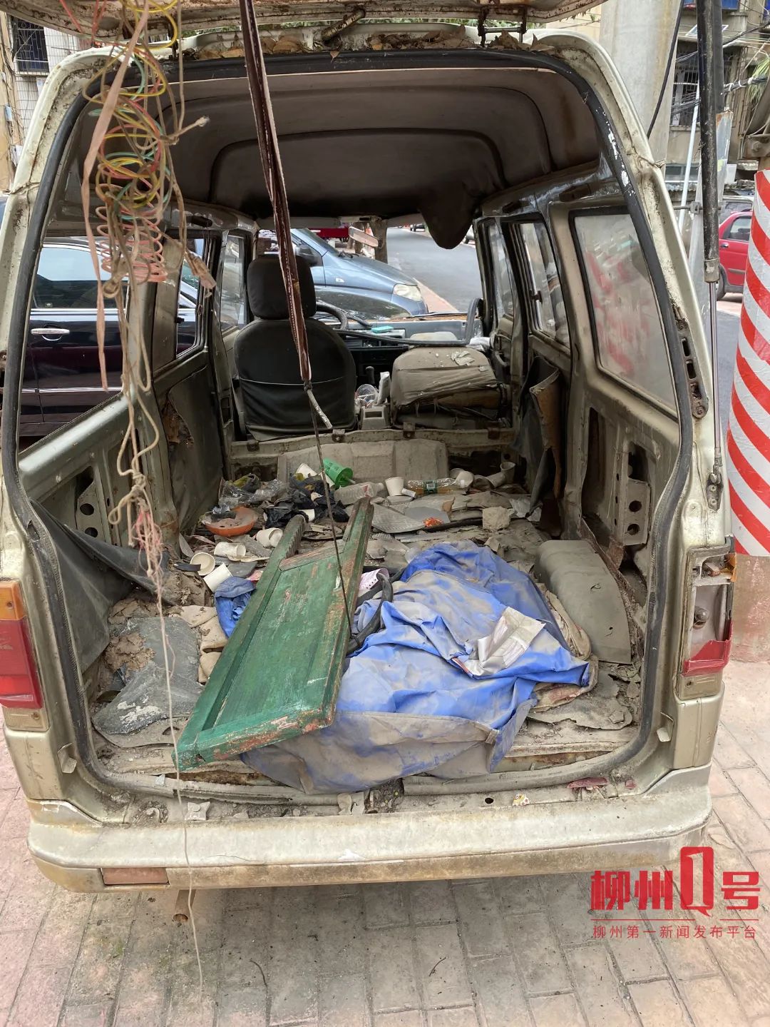 破烂又无牌!柳州一"僵尸车"近两年无人领