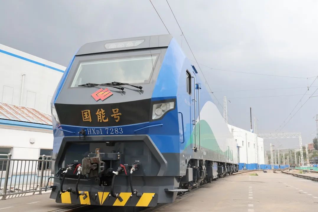 电力机车动力满满确保机力充足配备不同型号的机车新朔铁路为不同用途