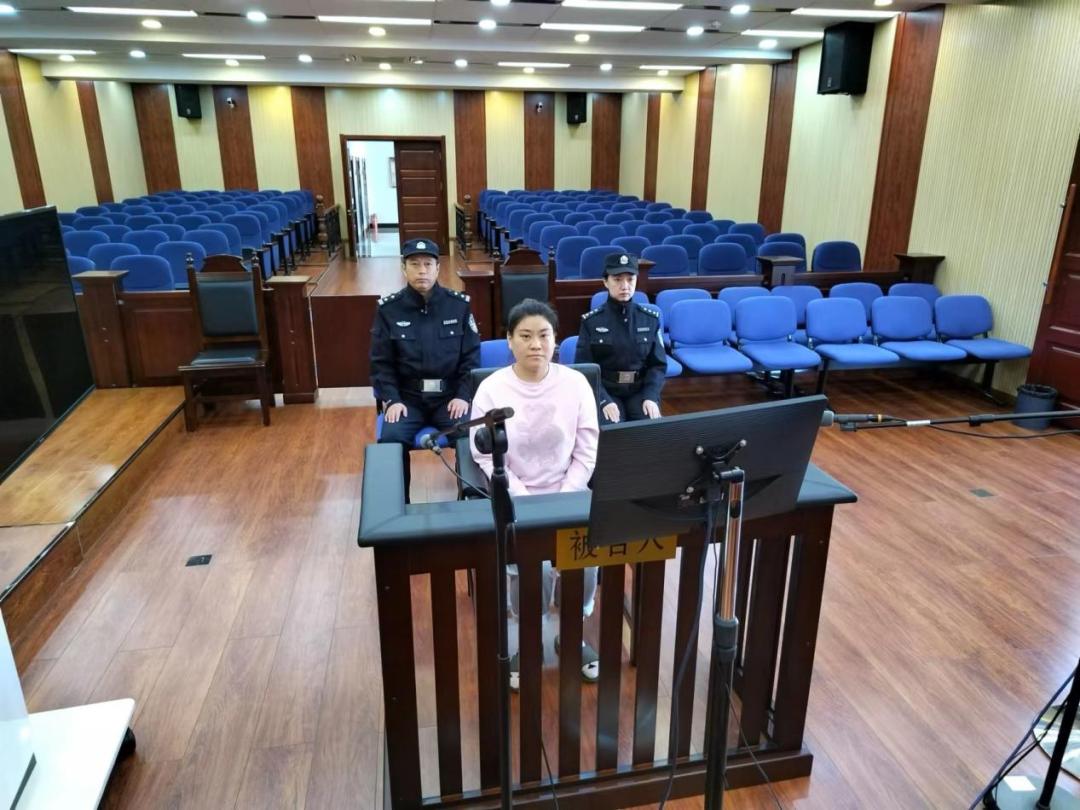 他们依法押解被告人,保障被告人的人身安全,无脱逃,自残等行为的发生.