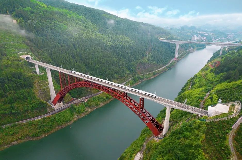 芙蓉镇酉水大桥,全长仅462米,却创造出了两个世界之最:一是桥梁主跨为