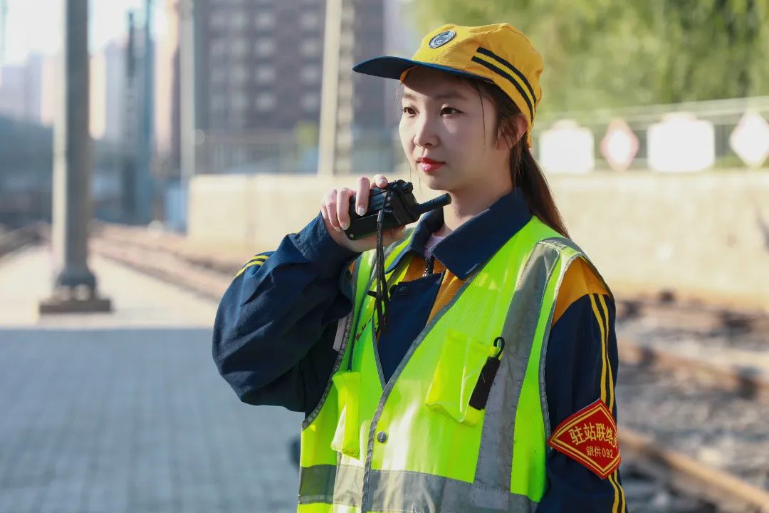 在工长带领下,肖蕊从上道测量做起,到现场防护员,再到驻站联络员,业务