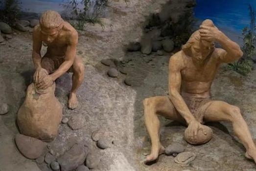 四个阶段,首先将石头对敲,让石头基本成型;其次用石制工具在石砧上,把