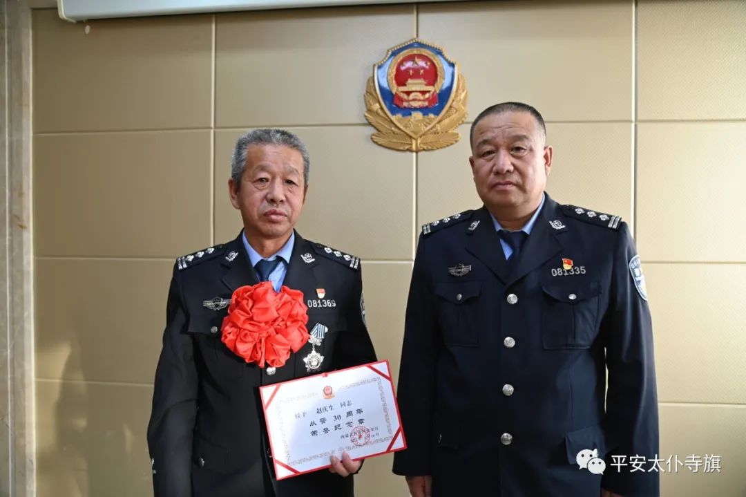 太仆寺旗公安局举行从警荣誉纪念章发放暨新警入警仪式