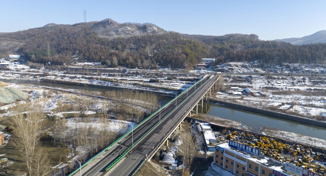 总长322米,桥梁跨越浑江及鸭大线铁路,是出入主城区的交通要道