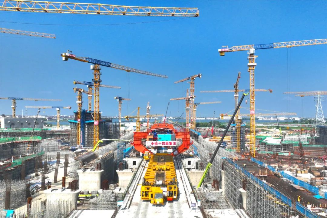 中国土木组织兄弟单位建设的阿联酋铁路二期项目b,c,d三个标段是