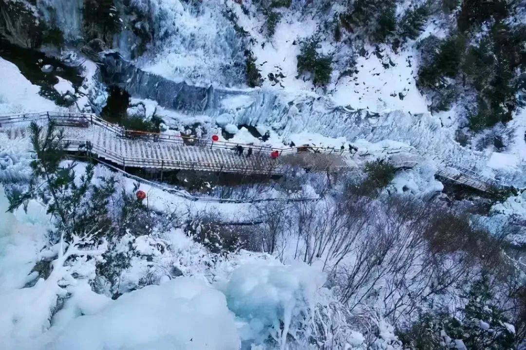 沿着太子山旅游风情线南下,你将领略到和政县松鸣岩的醉人雪景,雪花