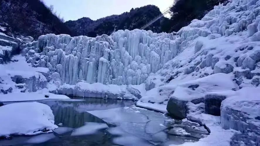 沿着太子山旅游风情线南下,你将领略到和政县松鸣岩的醉人雪景,雪花