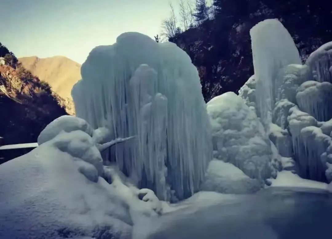 沿着太子山旅游风情线南下,你将领略到和政县松鸣岩的醉人雪景,雪花