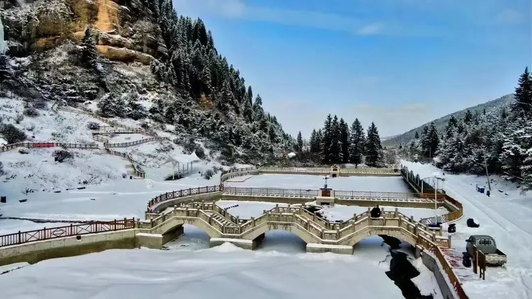 沿着太子山旅游风情线南下,你将领略到和政县松鸣岩的醉人雪景,雪花