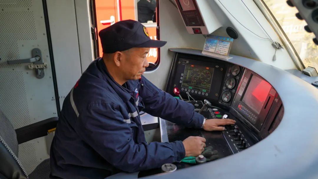 "机车升弓通电,我们对各扳钮和相关功能试验,在微机屏上调取故障页,再