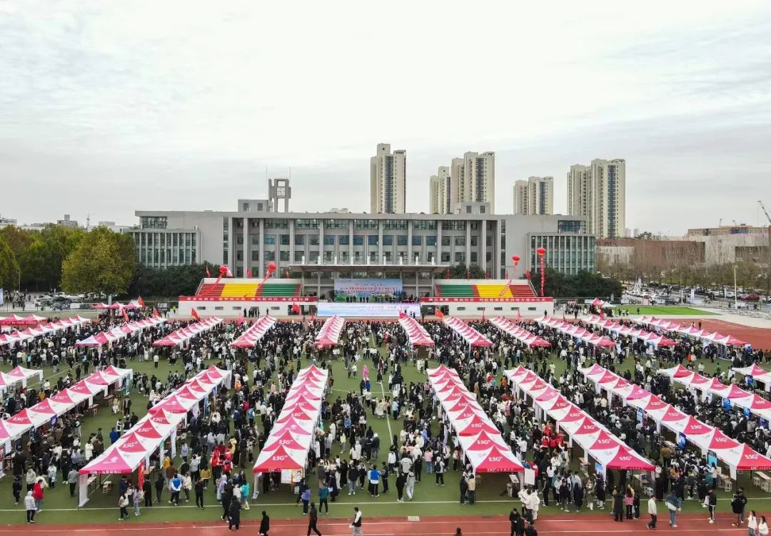 郑州科技学院三百余家优质企业进校揽才毕业学生不出家门实现就业