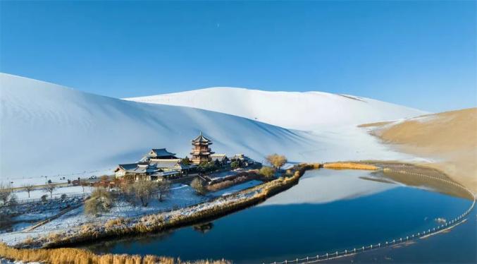 鸣沙山月牙泉雪景大片上新!_澎湃号·政务_澎湃新闻-the paper