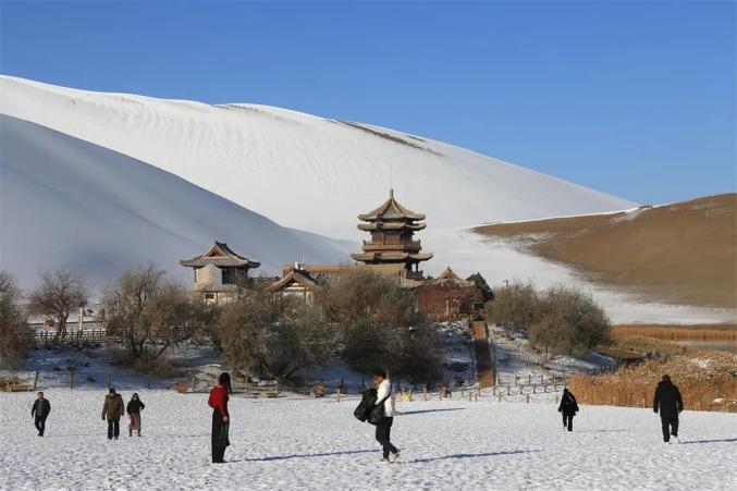 鸣沙山月牙泉雪景大片上新!_澎湃号·政务_澎湃新闻-the paper