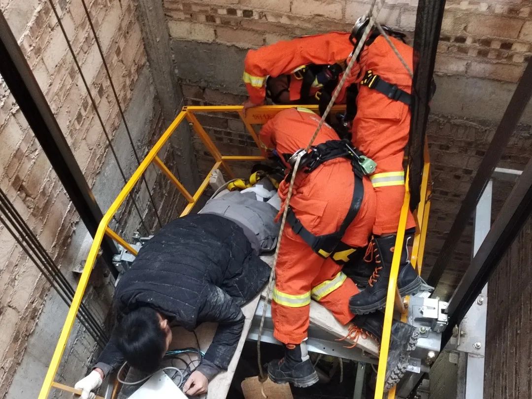 一男子安装电梯时坠落,消防紧急施救