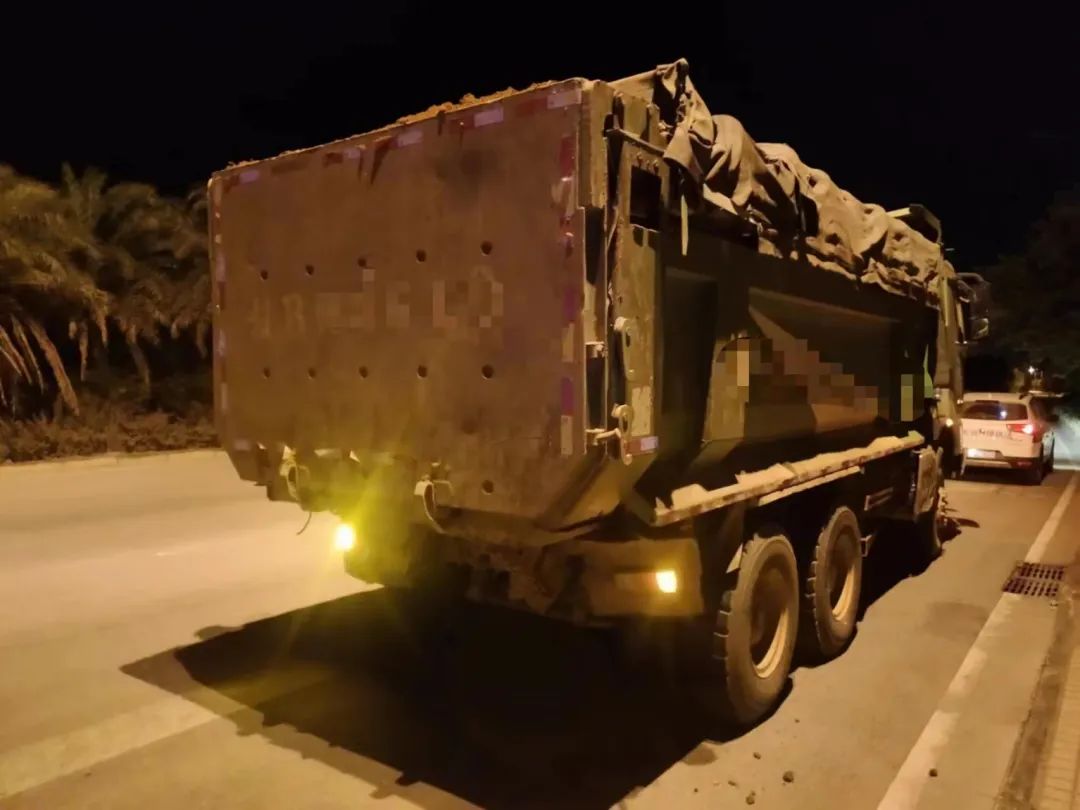 执法人员巡查至双沙路与古灵大道交汇处时,发现一辆渣土运输车正在路