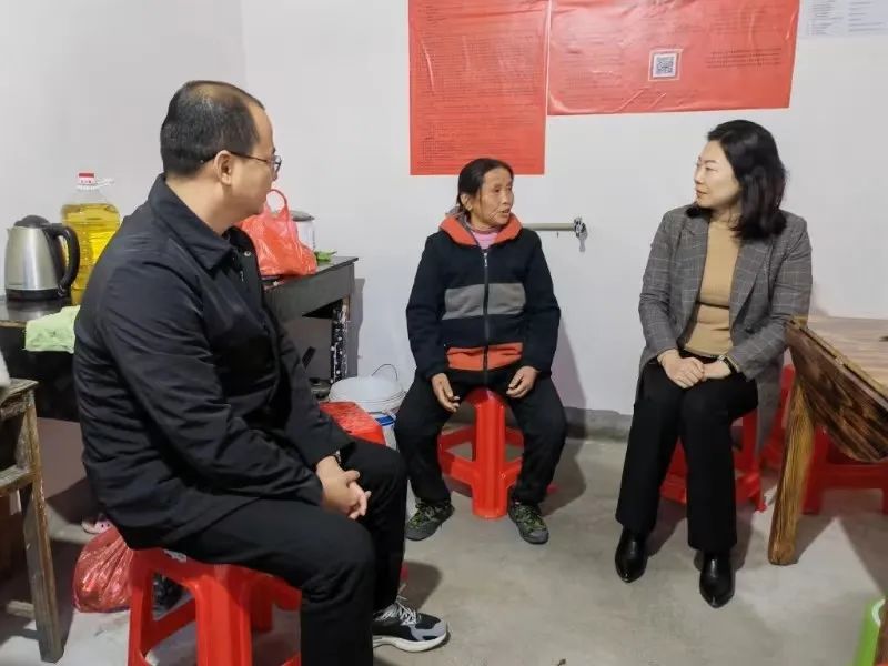 ",在邓埠邓家自然村廖小妹家中,万晓娟与她亲切交谈,聊家常,问冷暖