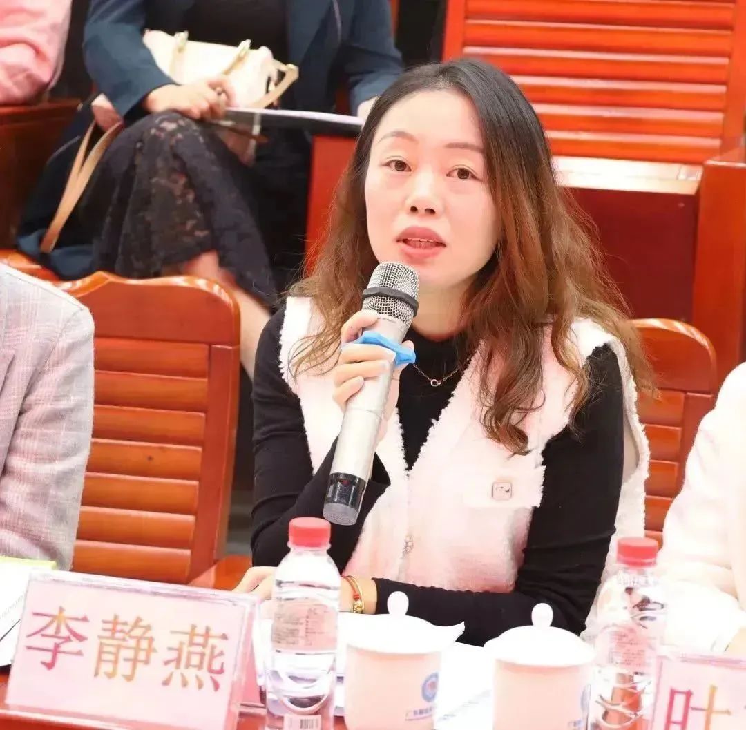 首先,广东梅县外国语学校的杨媚老师,曾春婵老师分别展示了中学性别