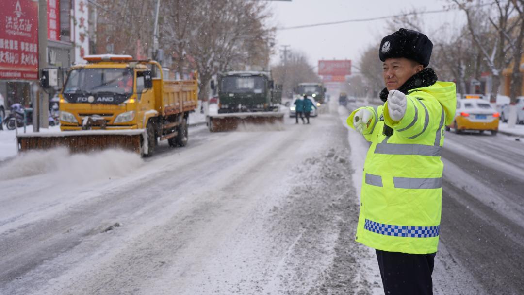 冬天警察执勤图片图片