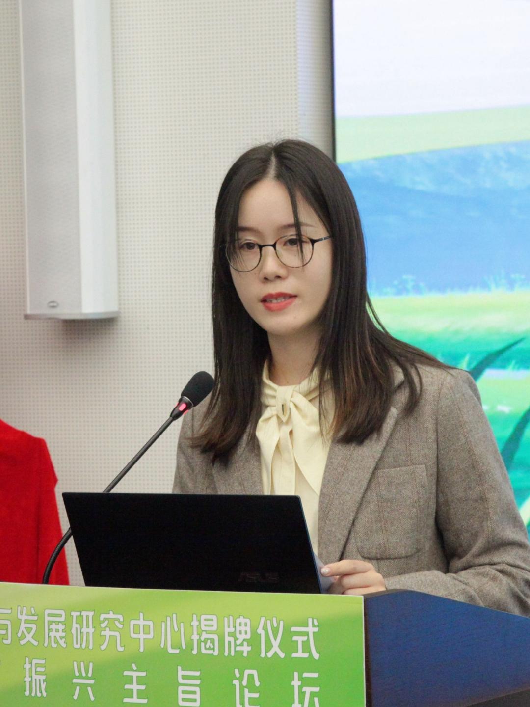 环境院党委副书记,总经理施亮向前来出席揭牌仪式暨主旨论坛的领导