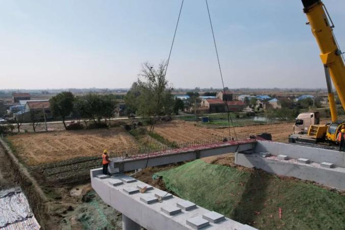 随着首片预制t梁平稳精准地落在桥墩盖梁上,标志着s16合周高速寿县