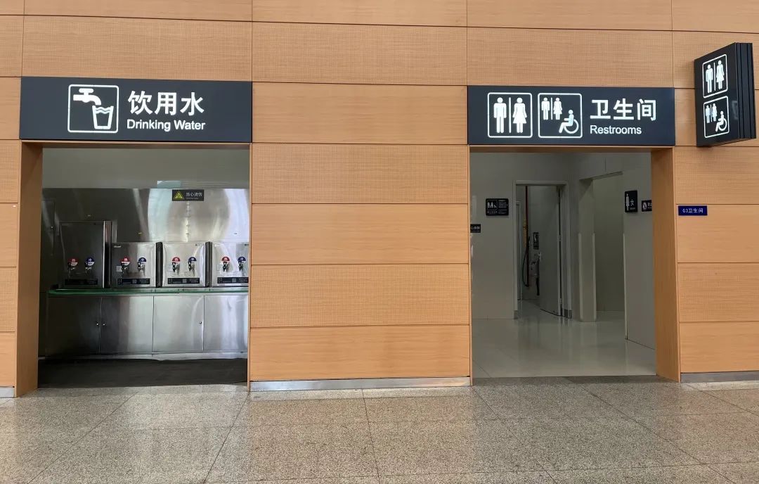 如何在火车站内快速找到卫生间?