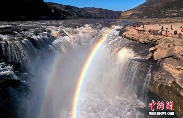 黄河壶口瀑布现"双彩虹"美景
