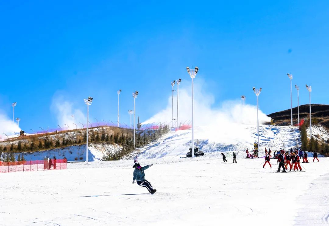 包括初级道4条,中级道6条,高级道3条和趣味道1条,开放的滑雪面积达42