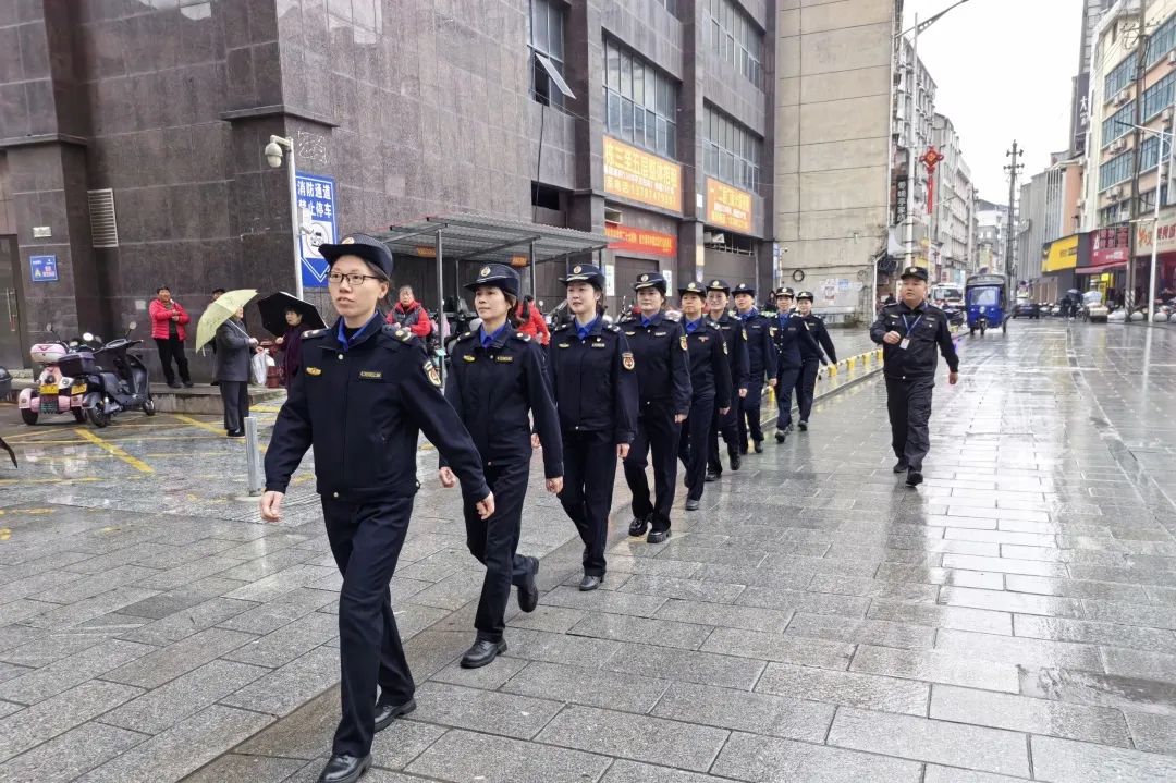 安化县城管执法局:女子中队柔性执法彰显城市温度