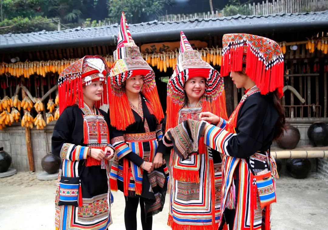 11月15日,广西壮族自治区贺州市步头镇黄石村瑶寨,过山瑶绣娘在切磋