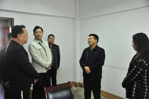 老城工作赵书政主持召开书记专题会并开展调研慰问活动