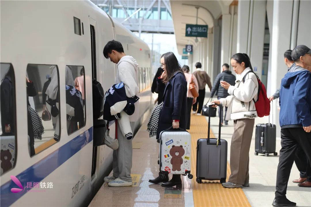 彌矇高鐵動車開行對數由日常的9對增加至16對,玉河鐵路動車重聯開行