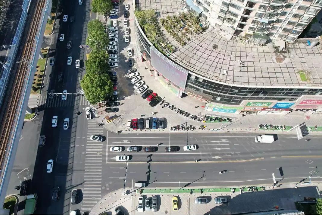 莱茵达路南侧道口提高通行安全性实施成效重新规划弘景大道中分带绿植