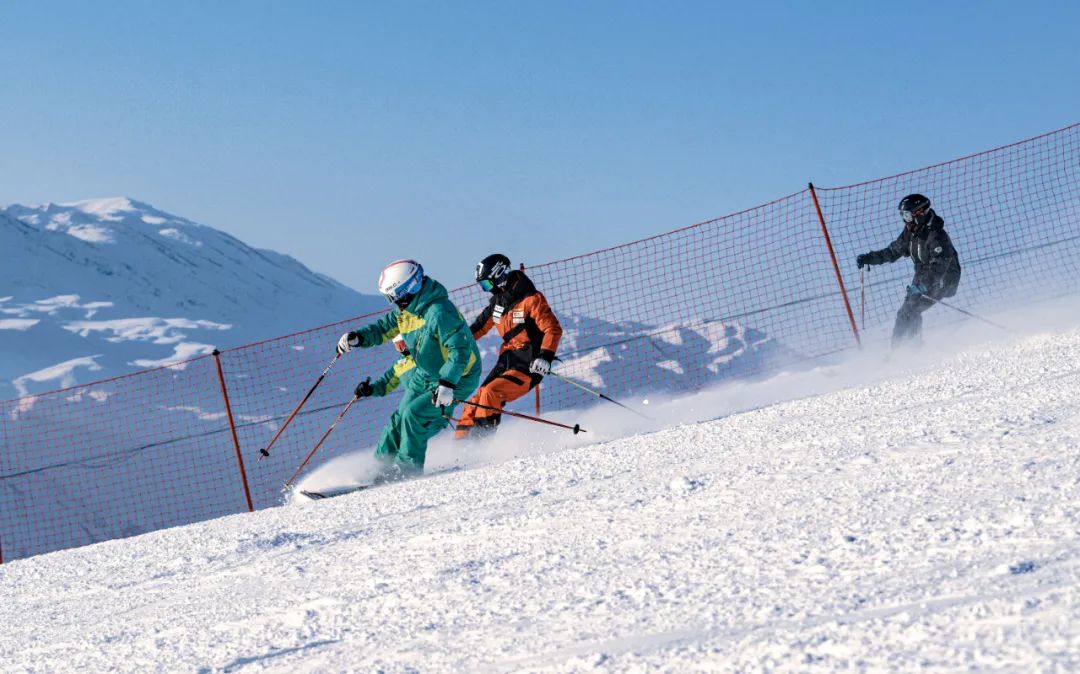 阿勒泰三大雪场滑雪学校所有教练员均与滑雪场签约拥有滑雪职业证书并