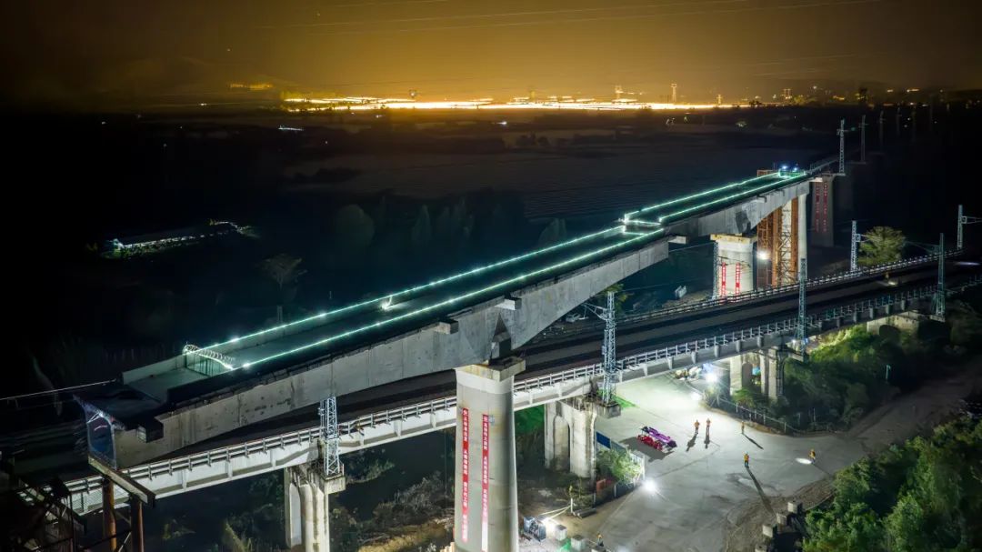 三亚至乐东铁路改造工程崖州联络线双线特大桥双转体梁,岭头折返线