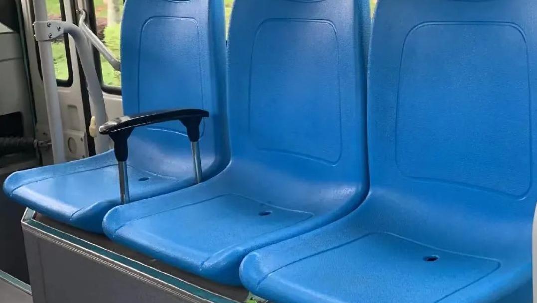 为啥公交车座椅上有个小洞洞？放屁用的？