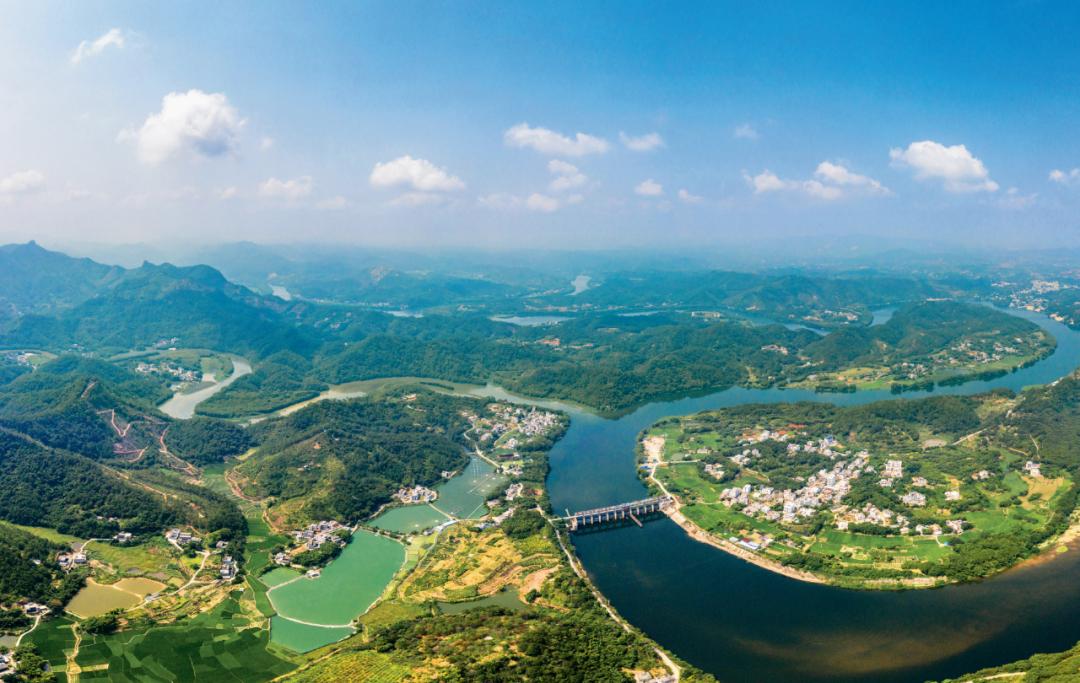 >>广西梧州市藤县金鸡镇新村被青山绿水环抱,处处山清水秀,风景如画