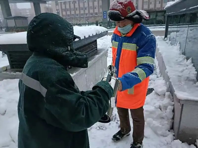 环卫工人扫雪图片高清图片