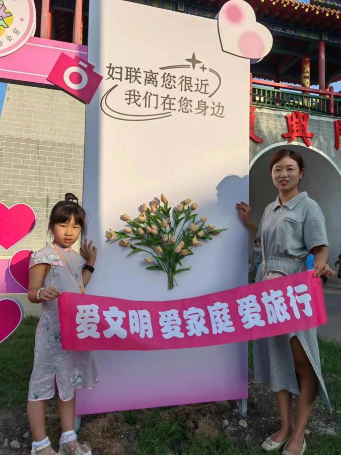 “最美家庭”代表参观“巾帼网红打卡地”